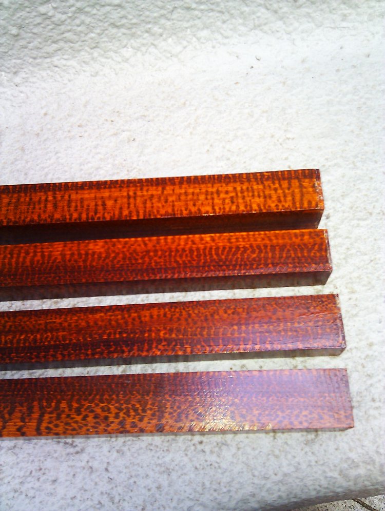 红木家具中的名贵木材--蛇纹木简介