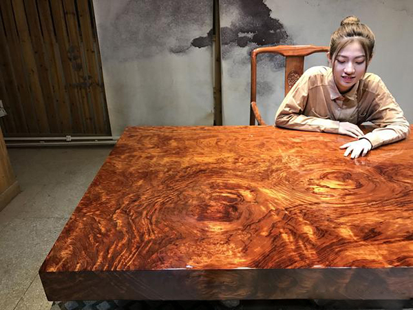 北京收藏家几万元收购实木桌，上海老板花重金买来，直呼买得太值