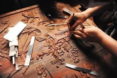 红木家具上的"中国功夫"：手工雕刻
