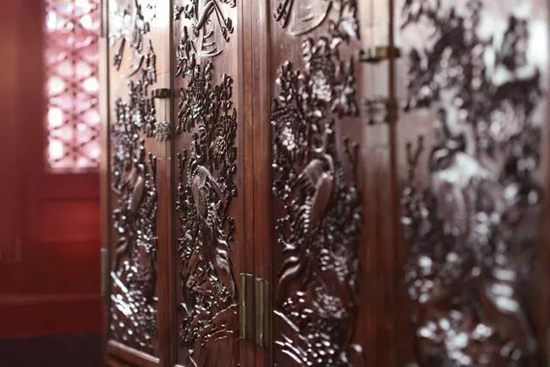 9890万元！秘藏22年的康熙御制黄花梨大四件柜在北京保利刷新家具最高纪录！