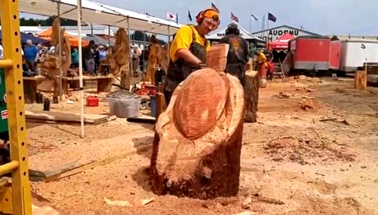 国外一场艺术木雕比赛，看这位大叔的技术，简直就是巧夺天工