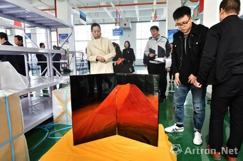 陕西自贸区首批保税展示拍卖艺术品运抵西安综保区