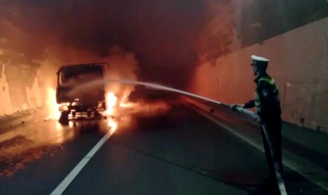 货车隧道内起火红木家具被烧光 损失接近50万